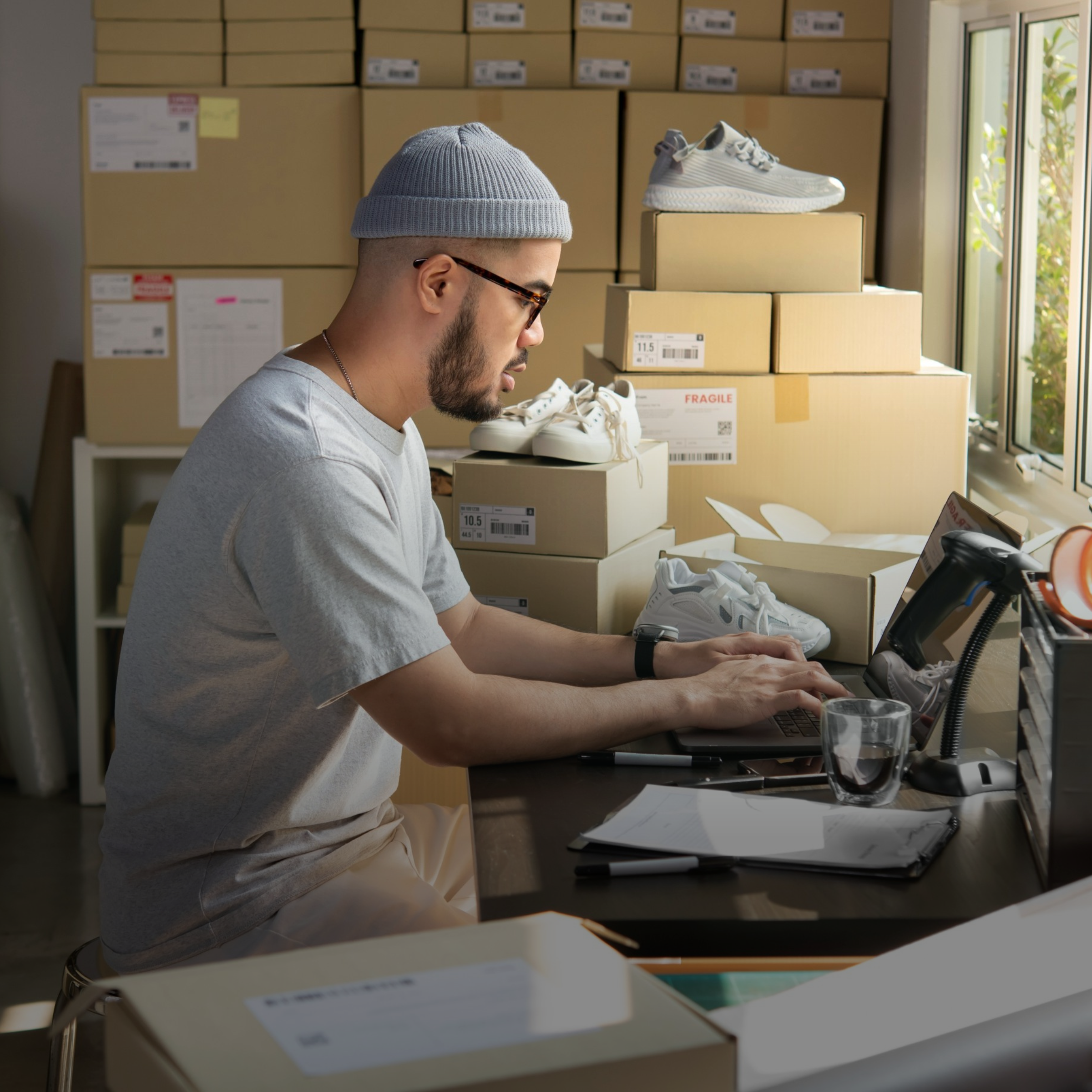 e-commerçant dans son bureau