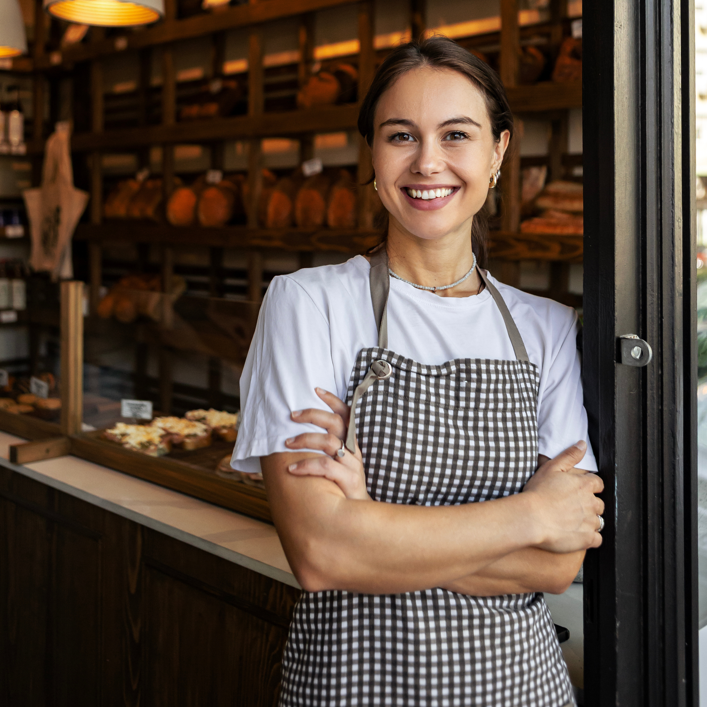 commerçante devant sa boulangerie