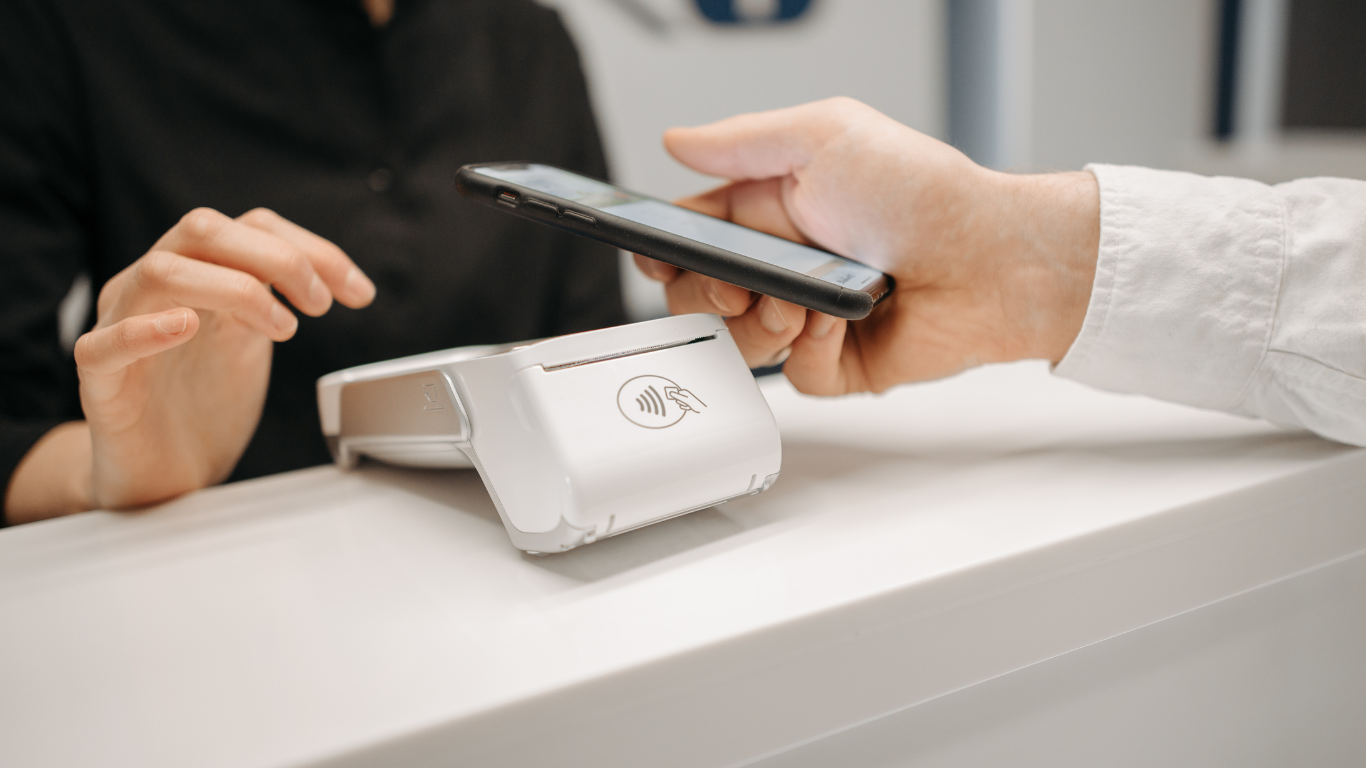 tout savoir sur le paiement sans contact : fonctionnement, avantages et plafonds